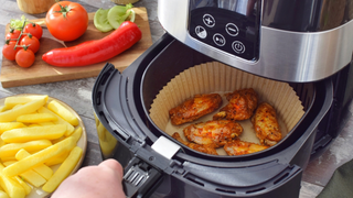 Acessórios de air fryer baratinhos que facilitam o preparo e valem o investimento