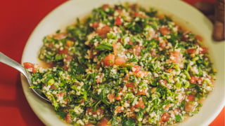 2 saladas rápidas e saborosas para um jantar em família