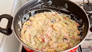 O almoço perfeito para fazer no Dia das Crianças porque todo pequeno adora: aprenda a fazer receita de macarrão colorido