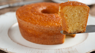Não precisa de balança! Aprenda a fazer o famoso bolo de 6 copos no liquidificador que fica pronto em minutos