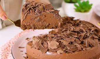 Essa torta gelada de chocolate de apenas 5 ingredientes não pode faltar na Páscoa da minha família: cremosa e fácil de fazer, todo mundo pede mais um pedaço
