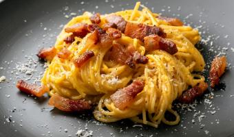 Quer comer um bom macarrão à carbonara em casa? Então siga esse passo a passo para ter um resultado digno de restaurante