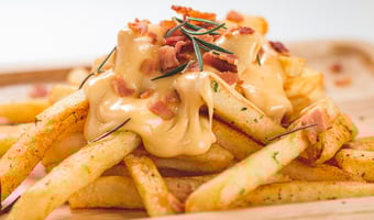 Batata frita com queijo e bacon