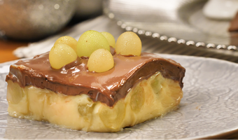 Bombom de uva na travessa