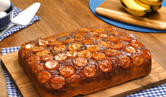 Bolo de banana caramelada