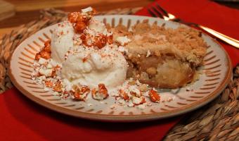 Crumble de maçã com sorvete e farofa de pipoca
