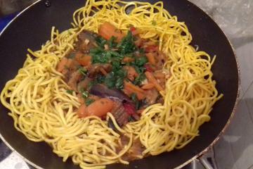 Yakisoba de legumes simples