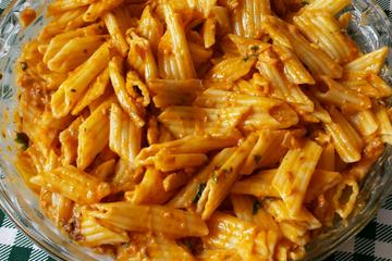 Penne com molho de sardinha e requeijão