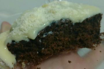 Bolo de Oreo com cobertura de leite em pó