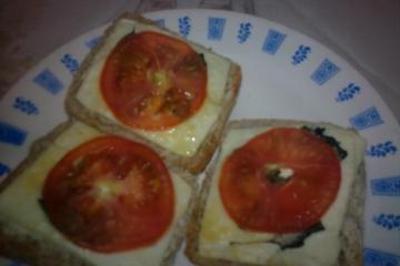 Bruscheta light de queijo branco com manjericão