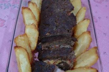 Rocambole de carne moída com queijo e presunto