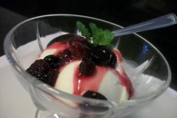 Frozen iogurte com calda de frutas vermelhas