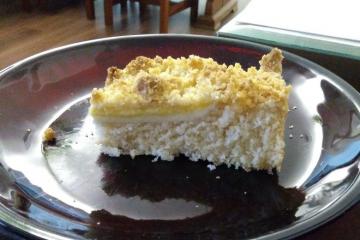 Cuca de banana com farofa