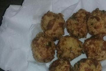 Bolinho de arroz recheado com queijo
