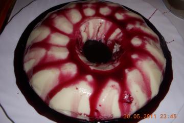Manjar com calda de vinho
