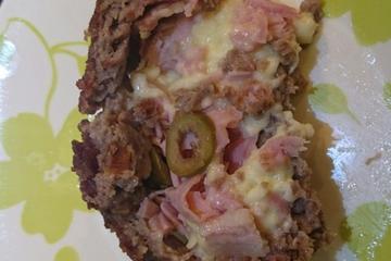 Bolo de carne moída recheado com presunto e mussarela