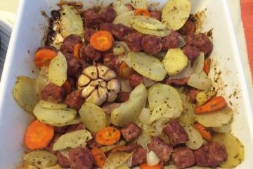 Linguiça ao forno com batatas