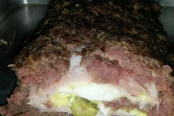 Rocambole de carne moída com queijo e presunto