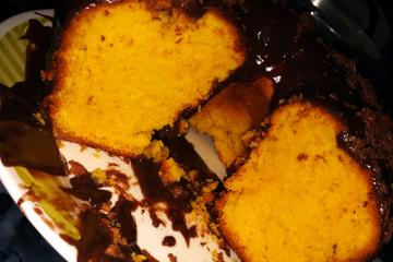 Bolo de cenoura com calda de chocolate