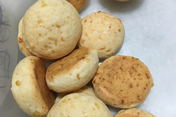 Pão de Queijo com Creme de Leite