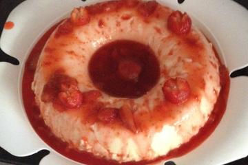 Pudim de iogurte com calda de morango