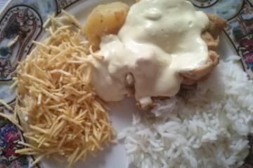 Filé de frango com molho de creme de leite e mostarda