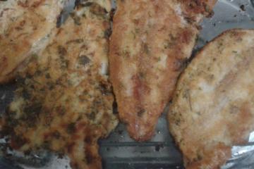 Peixe empanado assado
