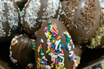 Cesta de ovo de chocolate com ovinhos variados