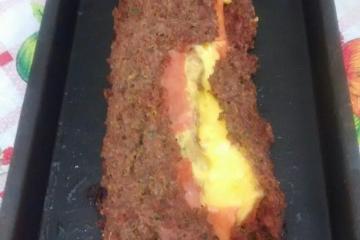 Rocambole de carne moída com queijo e presunto