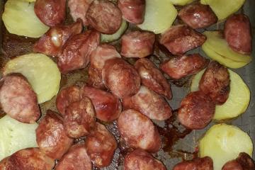 Linguiça ao forno com batatas