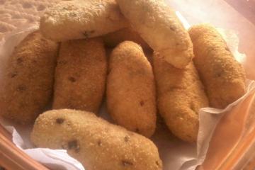 Bolinho de mandioca recheado de carne moída