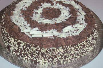 Bolo de chocolate com abacaxi