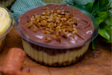 Mousse de maracujá com cobertura de chocolate