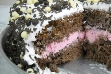 Bolo de chocolate com mousse de danoninho