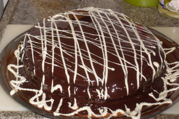 Bolo trufado de brigadeiro branco e preto