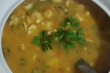Sopa de capeletti cremosa