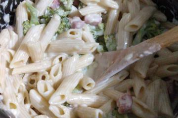 Macarrão com brócolis e creme branco