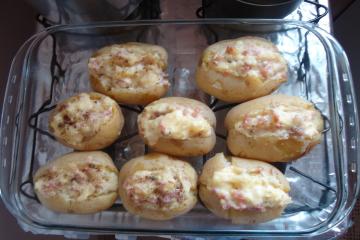 Batata recheada com requeijão e bacon