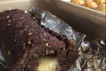 Bolo de carne moída recheado com presunto e mussarela