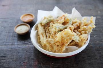 Tempura de camarão ou legumes de sua preferência