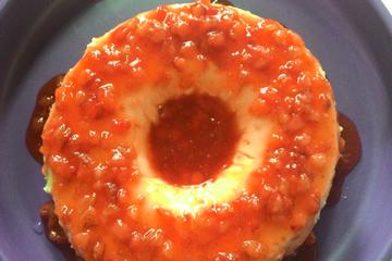 Pudim de iogurte grego com geleia de morango