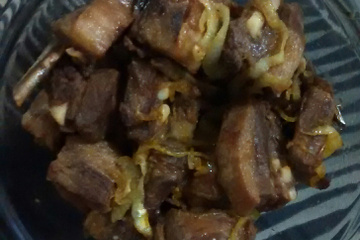 Costelinha de javali acebolada