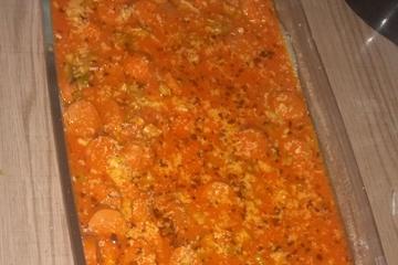 Polenta com molho de salsicha