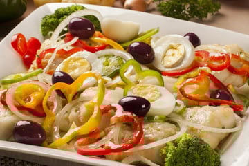 Salada de bacalhau fria tradicional portuguesa com ovo e azeitona