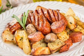 Linguiça assada com batatas
