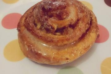 Cinnamon roll é um pãozinho doce de canela que foi criado na