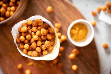 Nem refogado, nem na salada: esse snack de grão-de-bico feito na airfryer é minha receita favorita para evitar os salgadinhos e industrializados