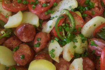 Linguiça ao forno com batatas