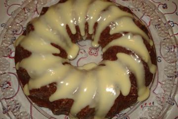 Bolo de canela com cobertura de chocolate branco