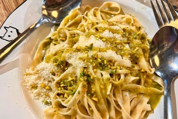 Macarrão cacio e pepe com pistache elegante e fácil de fazer para o Dia dos Namorados